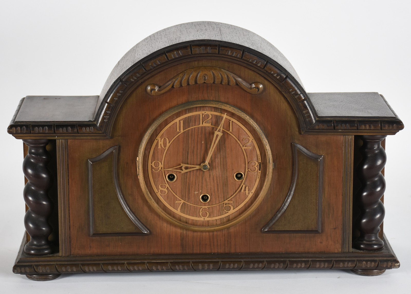 Relógio ingles de mesa, caixa de madeira com detalhes laterais de... - foto 1 de 7