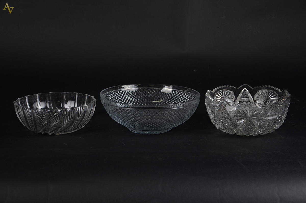 Três fruteiras diversas lapidadas, diam.20, 21 e 26 cm.