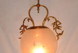 Lustre de metal dourado e globo de vidro fosco ... - Lustre de metal dourado e globo de vidro fosco lapidado. Altura Total: 95 cm