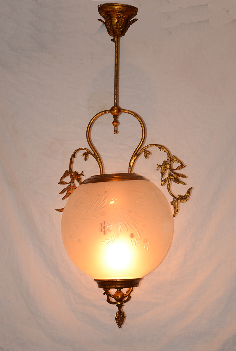 Lustre de metal dourado e globo de vidro fosco lapidado. Altura...