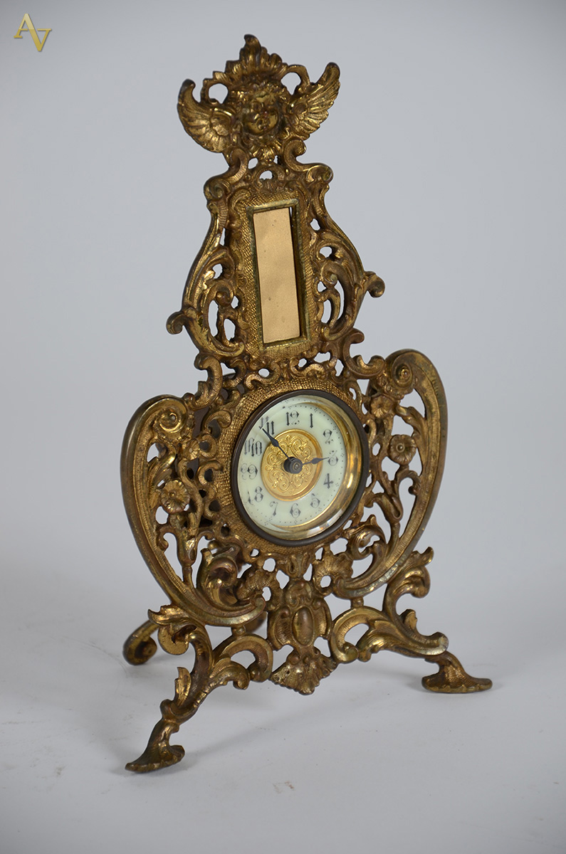Relógio de mesa em bronze vazado, à corda. Altura: 26 cm