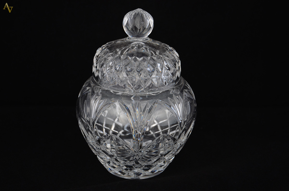 Bomboniere de cristal tcheco facetado. Altura: 20 cm