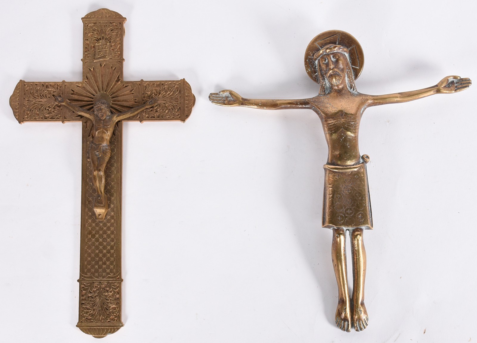 Duas peças sacras de bronze, sendo crucifixo com figura de Cristo e... - foto 1 de 4