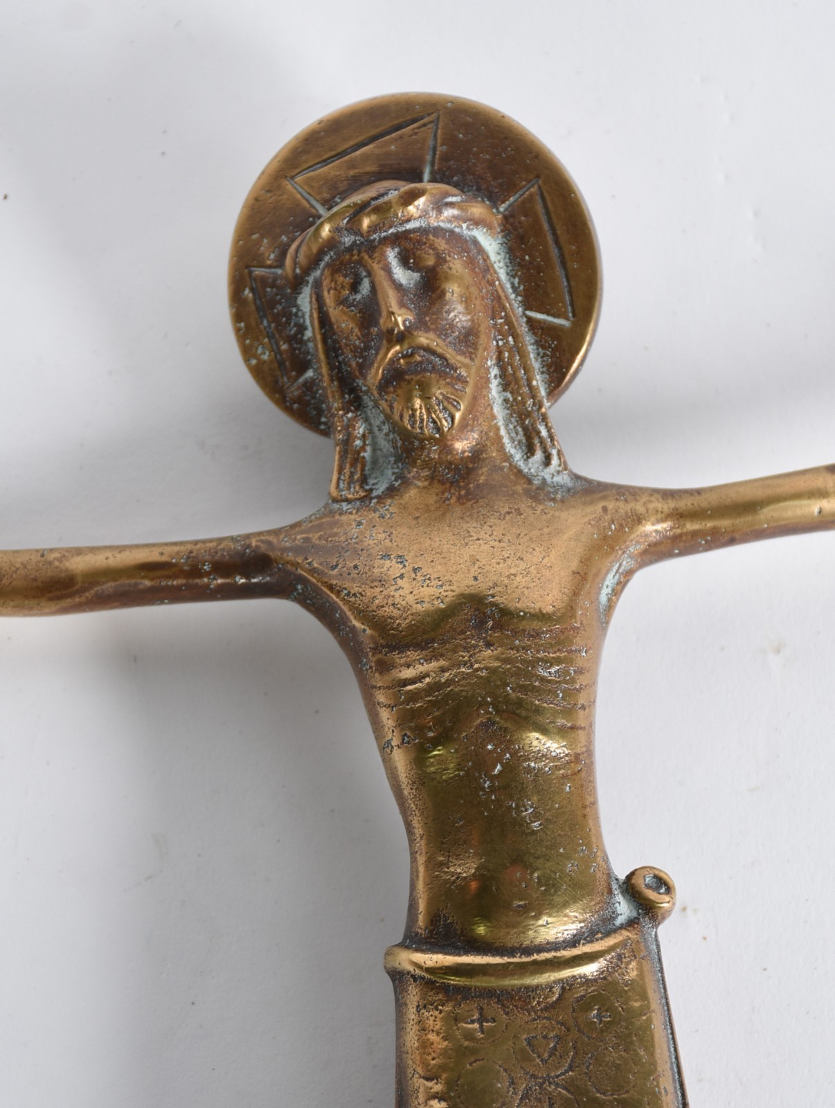 Duas peças sacras de bronze, sendo crucifixo com figura de Cristo e... - foto 3 de 4