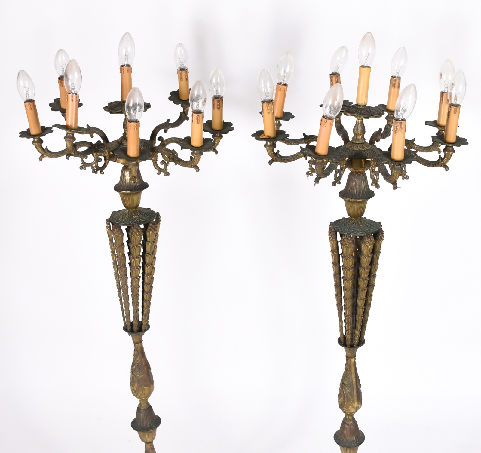 Par de luminárias/tocheiros de pé de metal dourado para 9 luzes cada... - foto 2 de 3