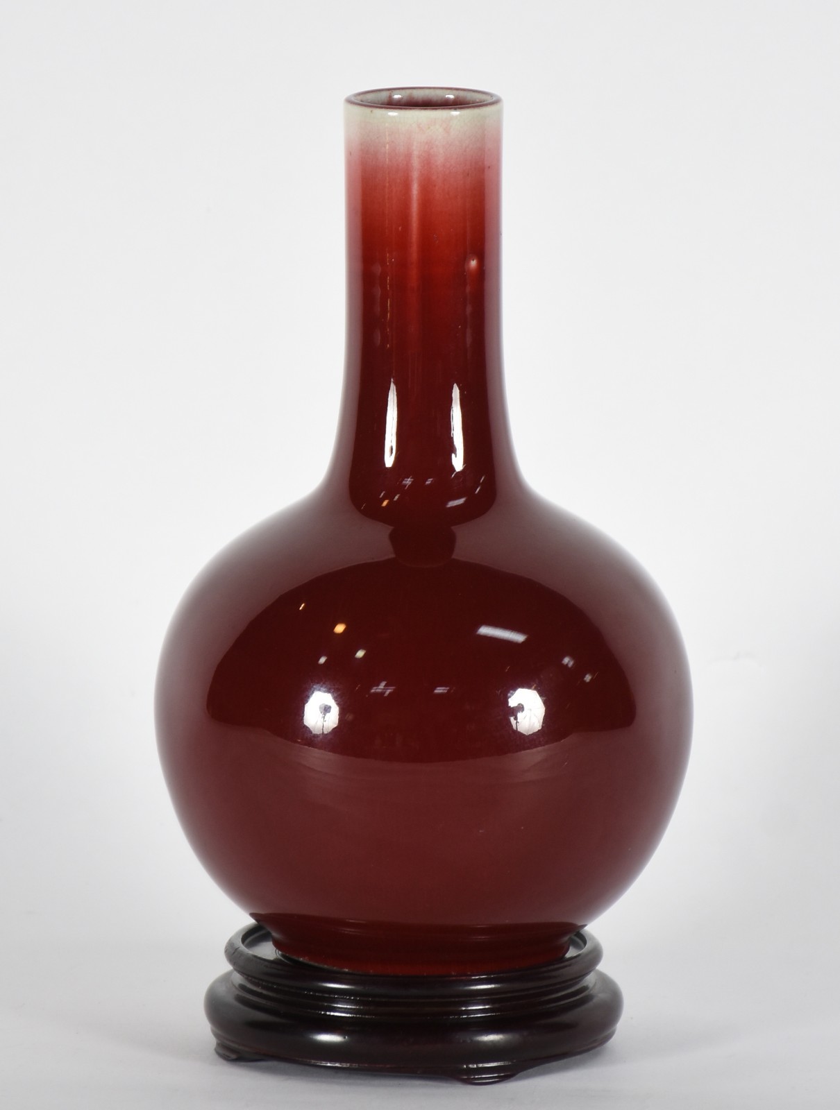 Vaso de porcelana "sangue de boi" com base de madeira. - foto 1 de 4