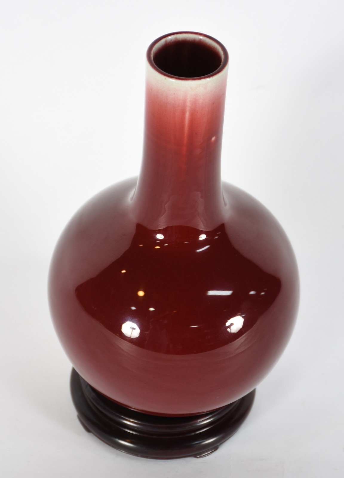 Vaso de porcelana "sangue de boi" com base de madeira. - foto 2 de 4