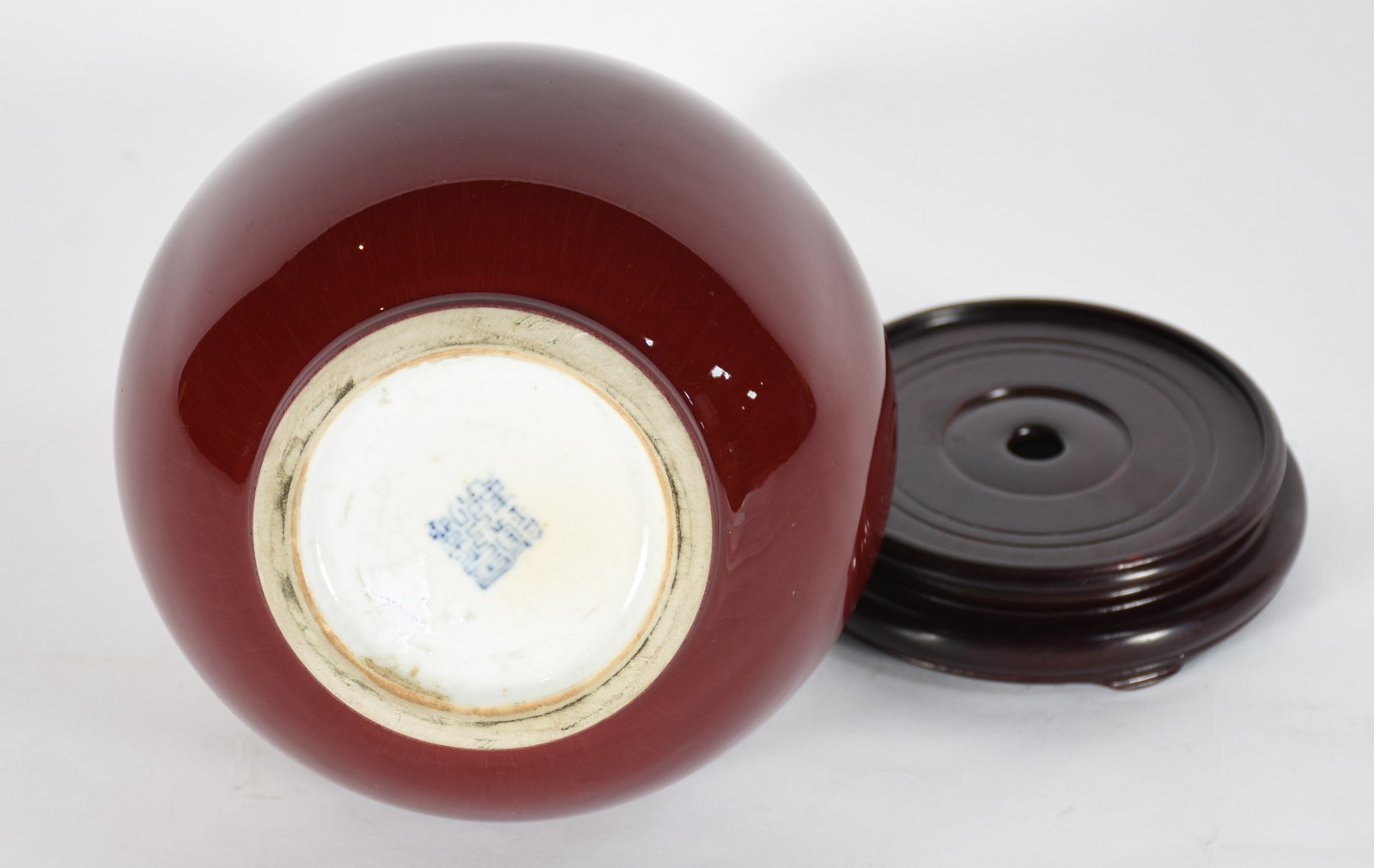 Vaso de porcelana "sangue de boi" com base de madeira. - foto 3 de 4