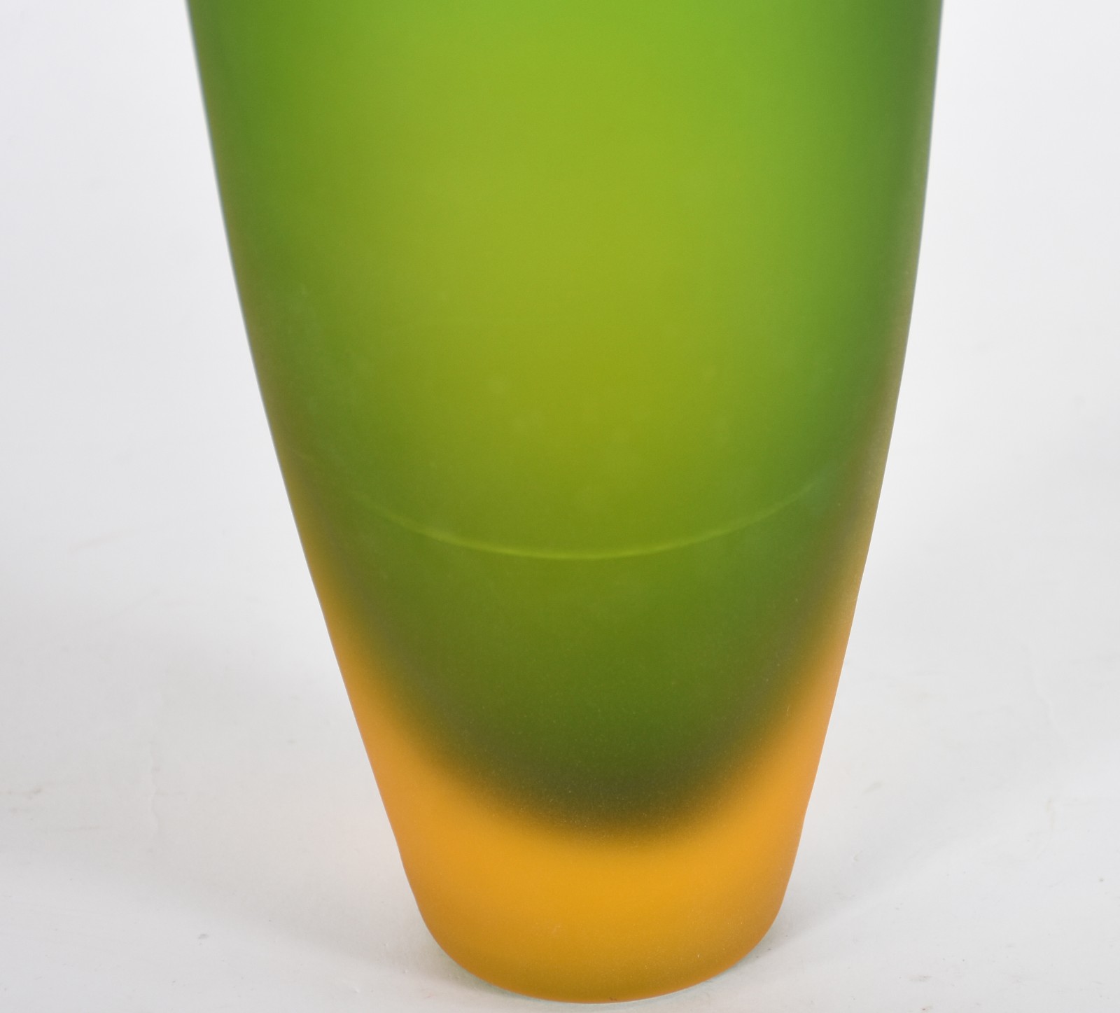 Vaso de vidro fosco em degrade verde e azul. - foto 3 de 4
