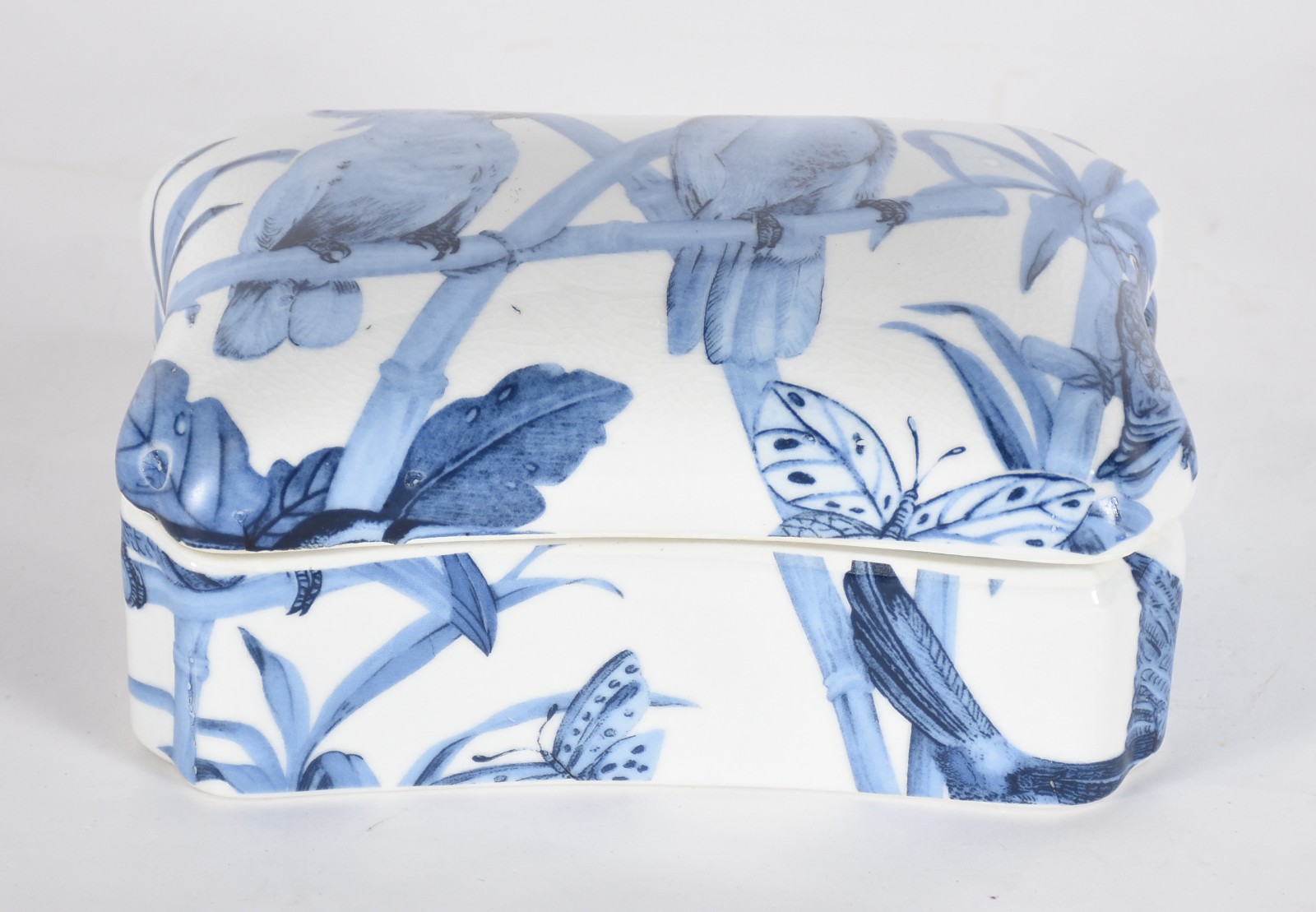 Caixa de porcelana decorada com folhagens em azul e branco. - foto 1 de 5