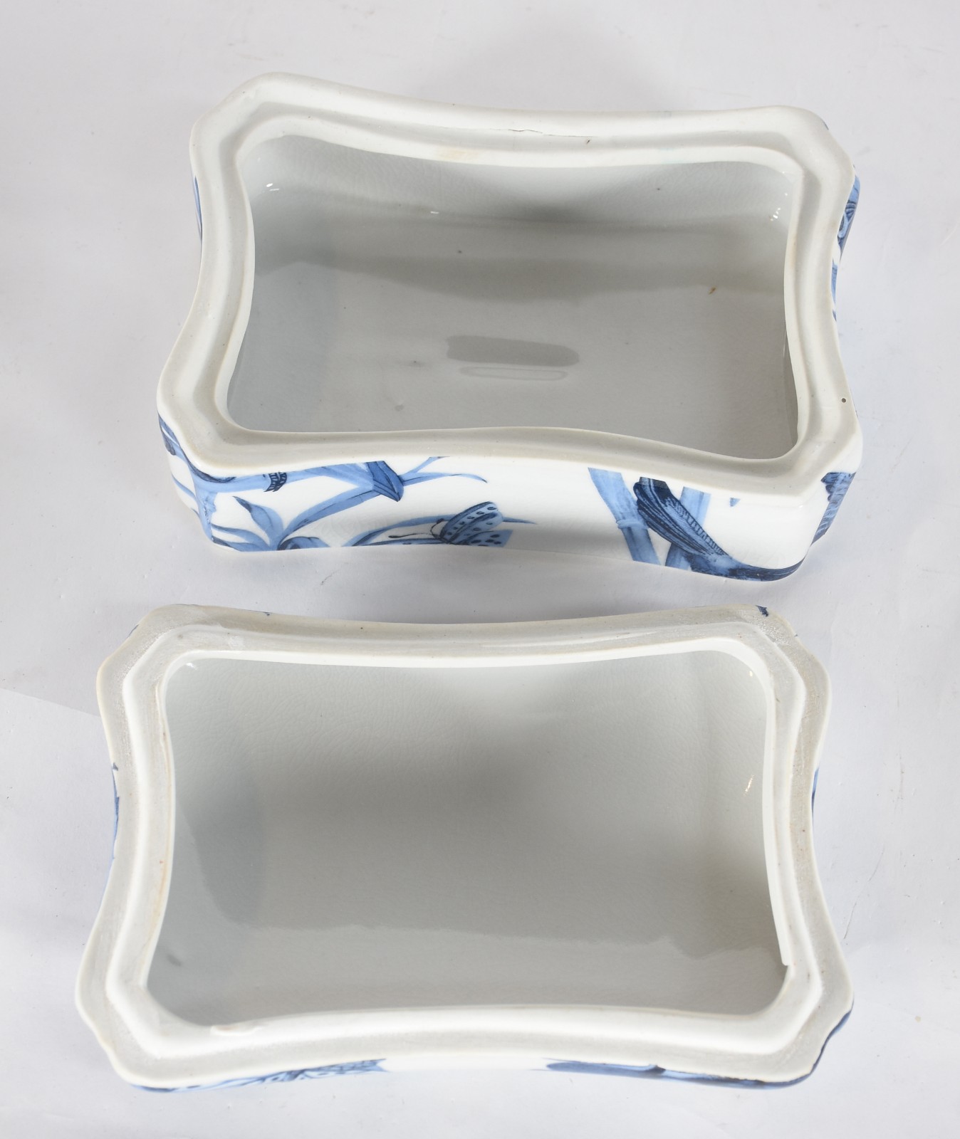 Caixa de porcelana decorada com folhagens em azul e branco. - foto 3 de 5