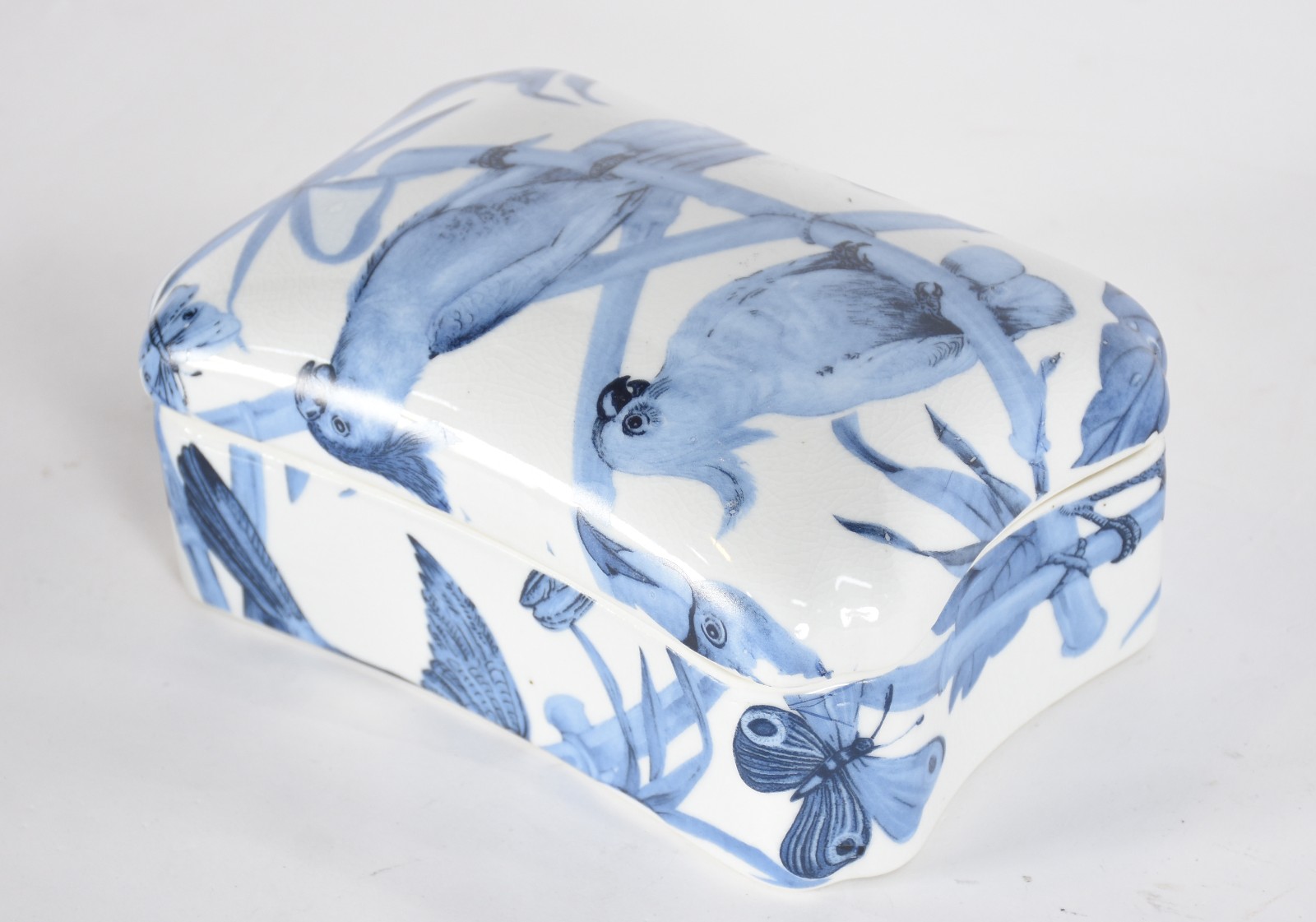 Caixa de porcelana decorada com folhagens em azul e branco. - foto 4 de 5