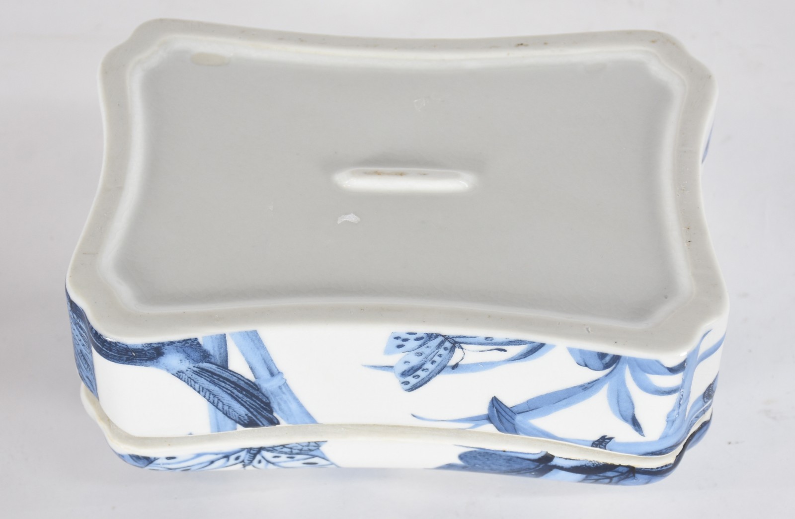 Caixa de porcelana decorada com folhagens em azul e branco. - foto 5 de 5