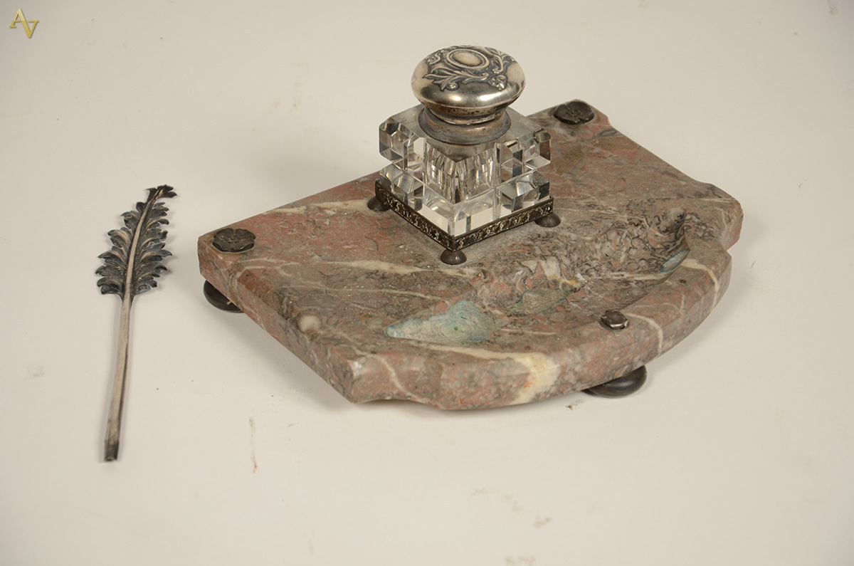 Tinteiro de cristal com tampa em metal prateado e base em mármore... - foto 1 de 2