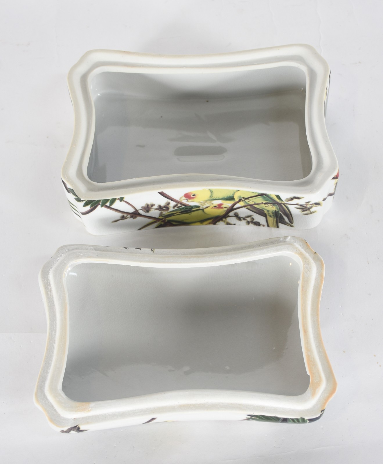 Caixa de porcelana decorada com pássaros e folhagens em policromia. - foto 3 de 5