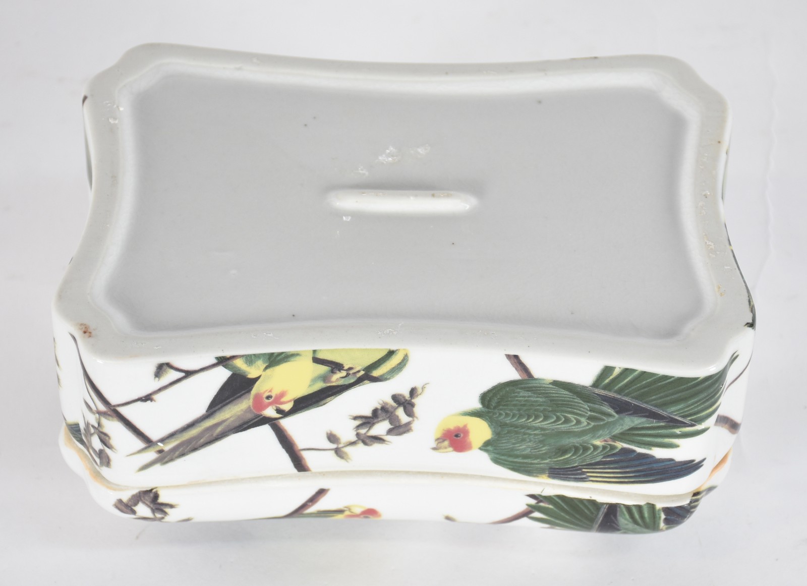 Caixa de porcelana decorada com pássaros e folhagens em policromia. - foto 5 de 5