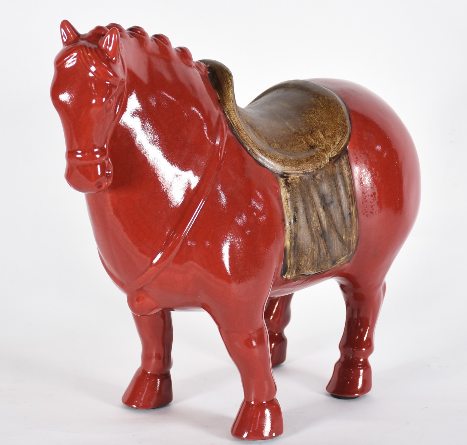 Estatueta de cerâmica na cor vinho representando cavalo oriental. - foto 1 de 4
