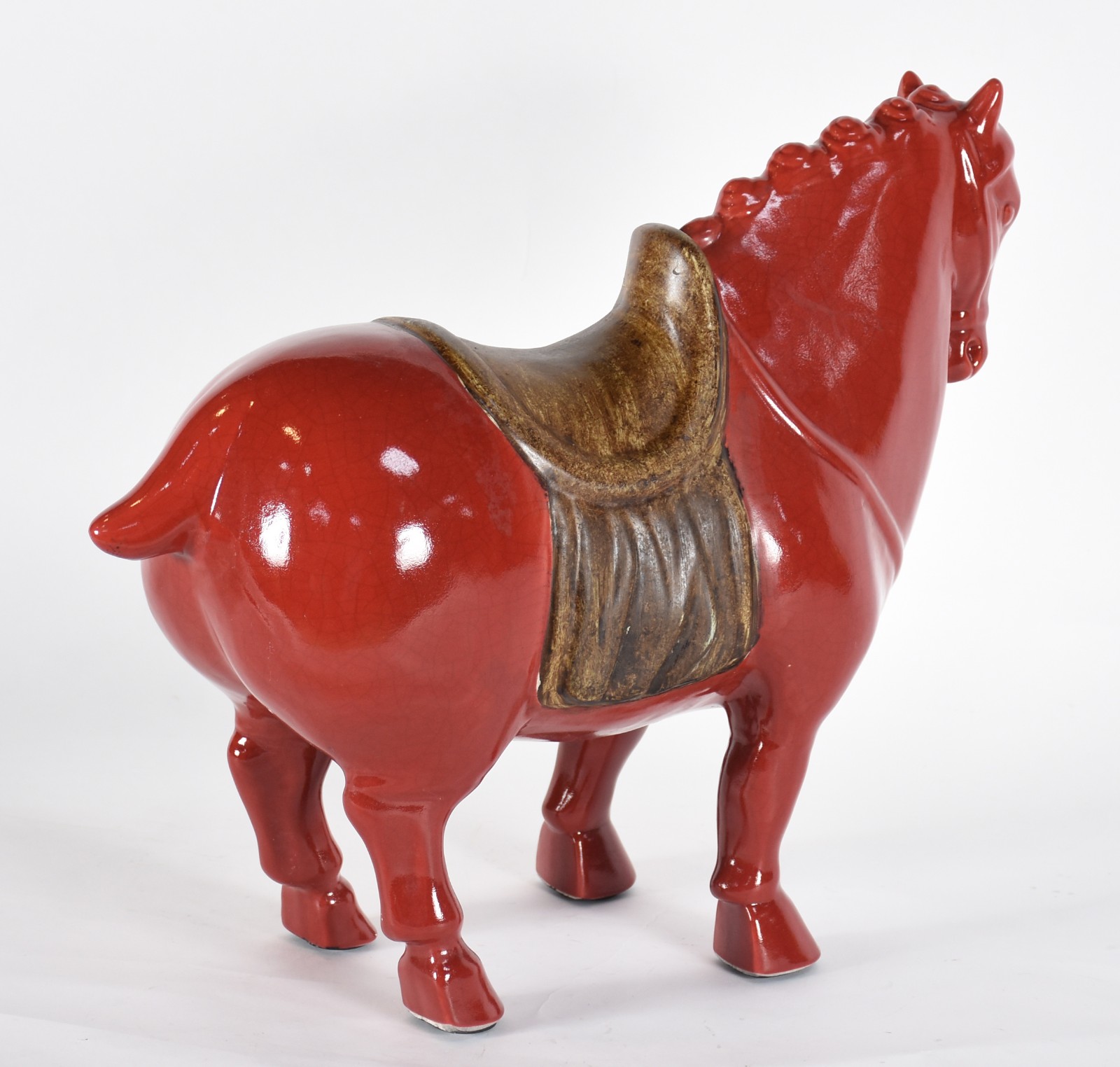 Estatueta de cerâmica na cor vinho representando cavalo oriental. - foto 3 de 4
