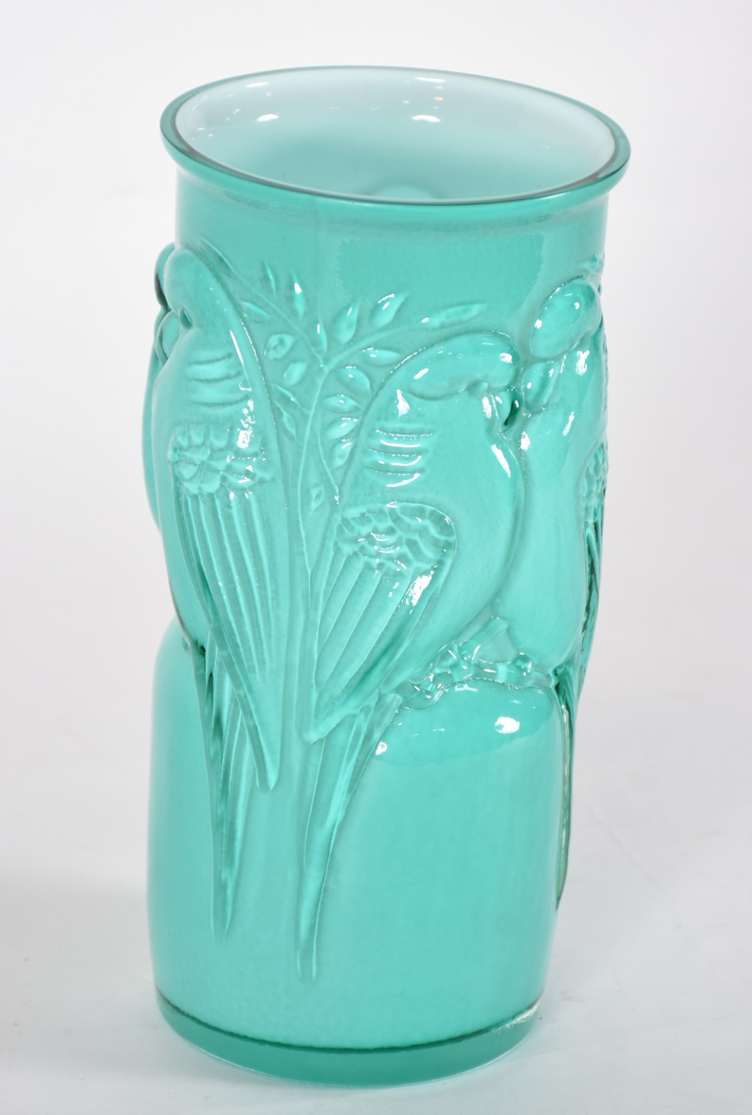 Vaso de vidro decorativo na cor verde com pássaros em relevo. - foto 2 de 4