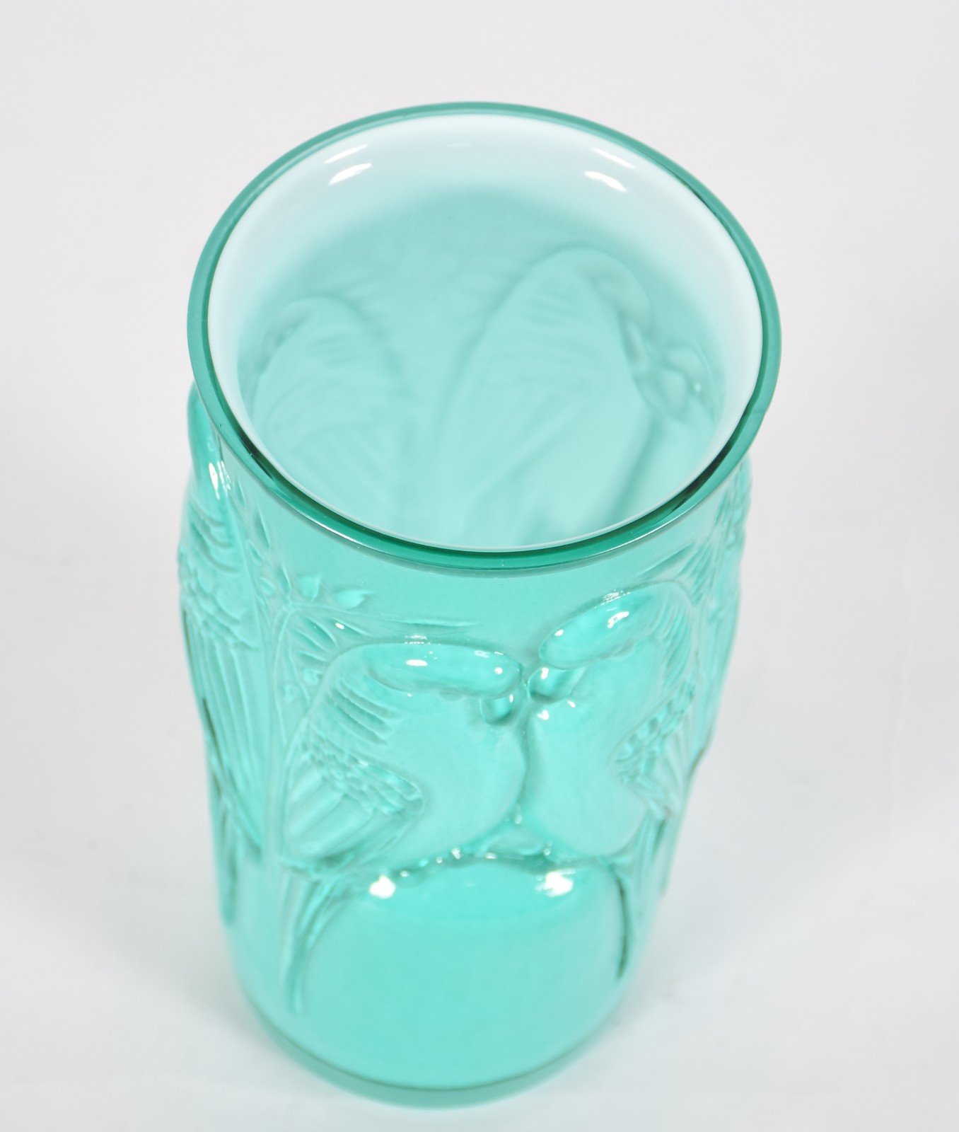 Vaso de vidro decorativo na cor verde com pássaros em relevo. - foto 3 de 4