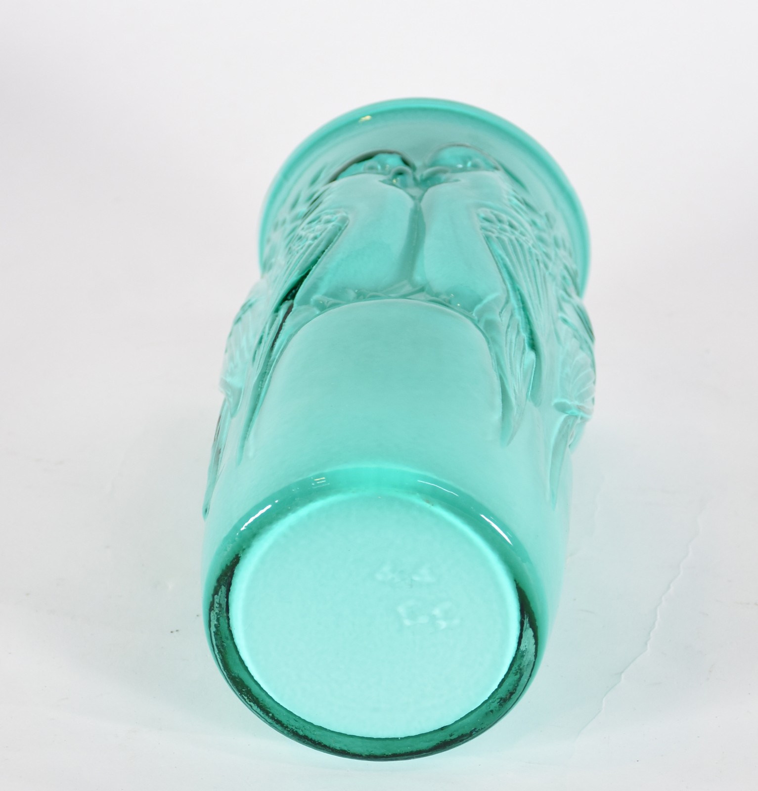 Vaso de vidro decorativo na cor verde com pássaros em relevo. - foto 4 de 4