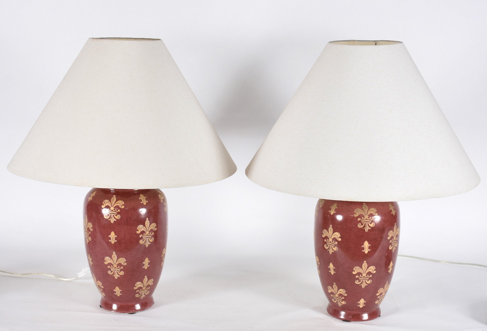 Par de abatjoures de porcelana oriental na cor vinho com "flor de... - foto 1 de 4