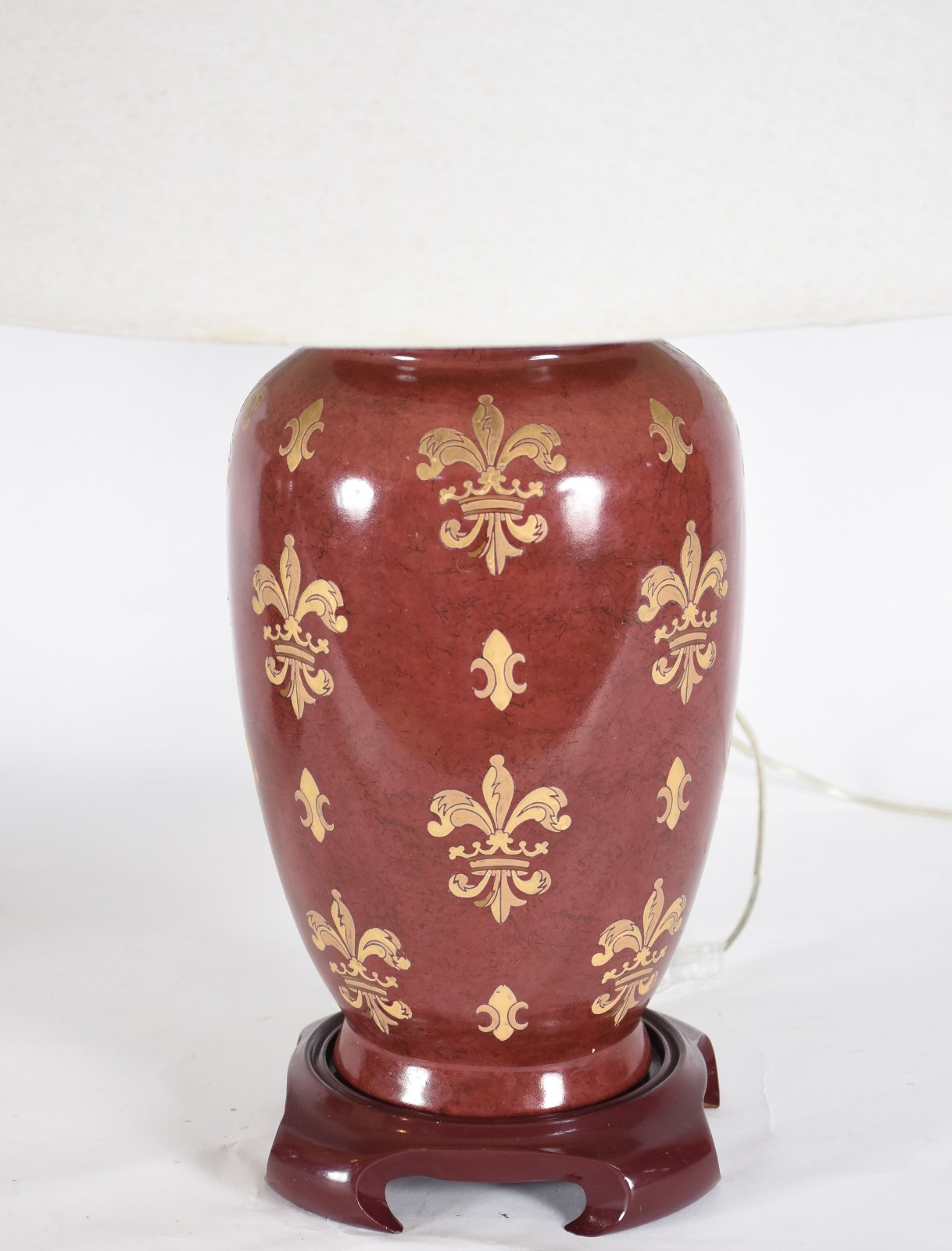 Par de abatjoures de porcelana oriental na cor vinho com "flor de... - foto 2 de 4