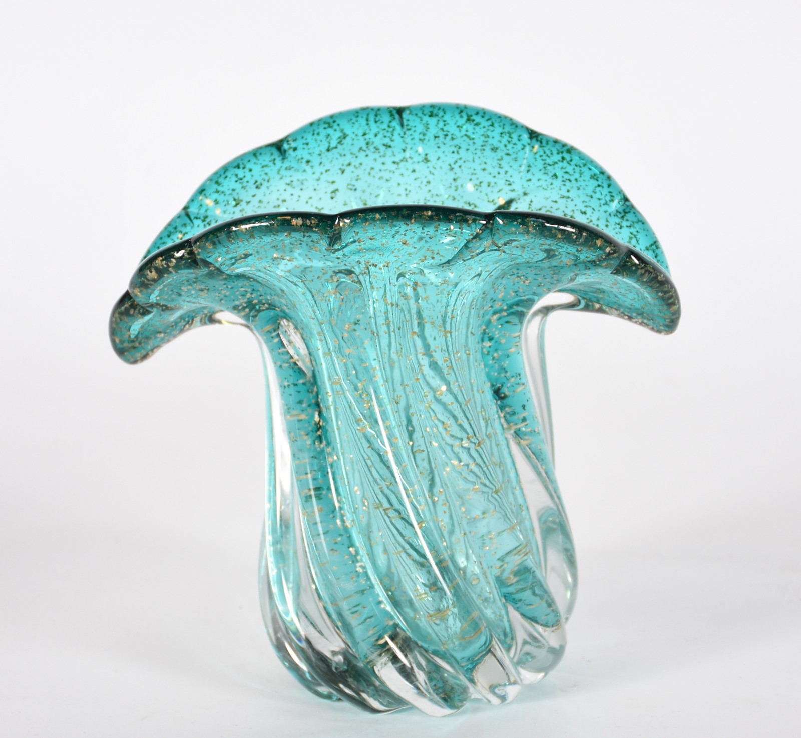 Vaso de vidro decorativo na cor verde com pó de ouro. - foto 1 de 4