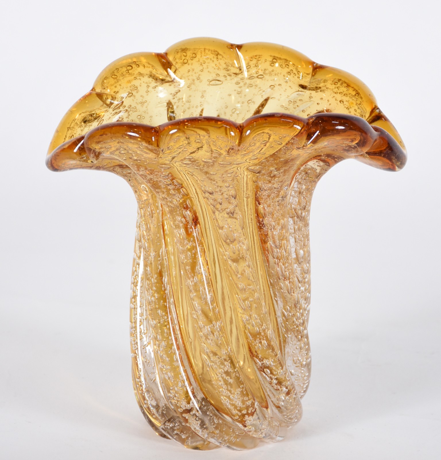 Vaso de vidro decorativo na cor âmbar com pó de ouro. - foto 1 de 4
