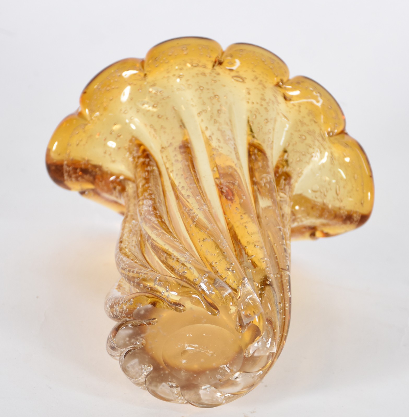 Vaso de vidro decorativo na cor âmbar com pó de ouro. - foto 3 de 4