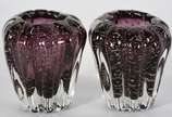 Par de vasos de vidro decorativo na cor roxa fe... - Par de vasos de vidro decorativo na cor roxa feitio gomos com pó de ouro.
