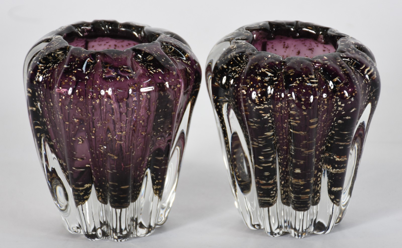 Par de vasos de vidro decorativo na cor roxa feitio gomos com pó de... - foto 1 de 3