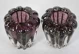 Par de vasos de vidro decorativo na cor roxa fe... - Par de vasos de vidro decorativo na cor roxa feitio gomos com pó de ouro.