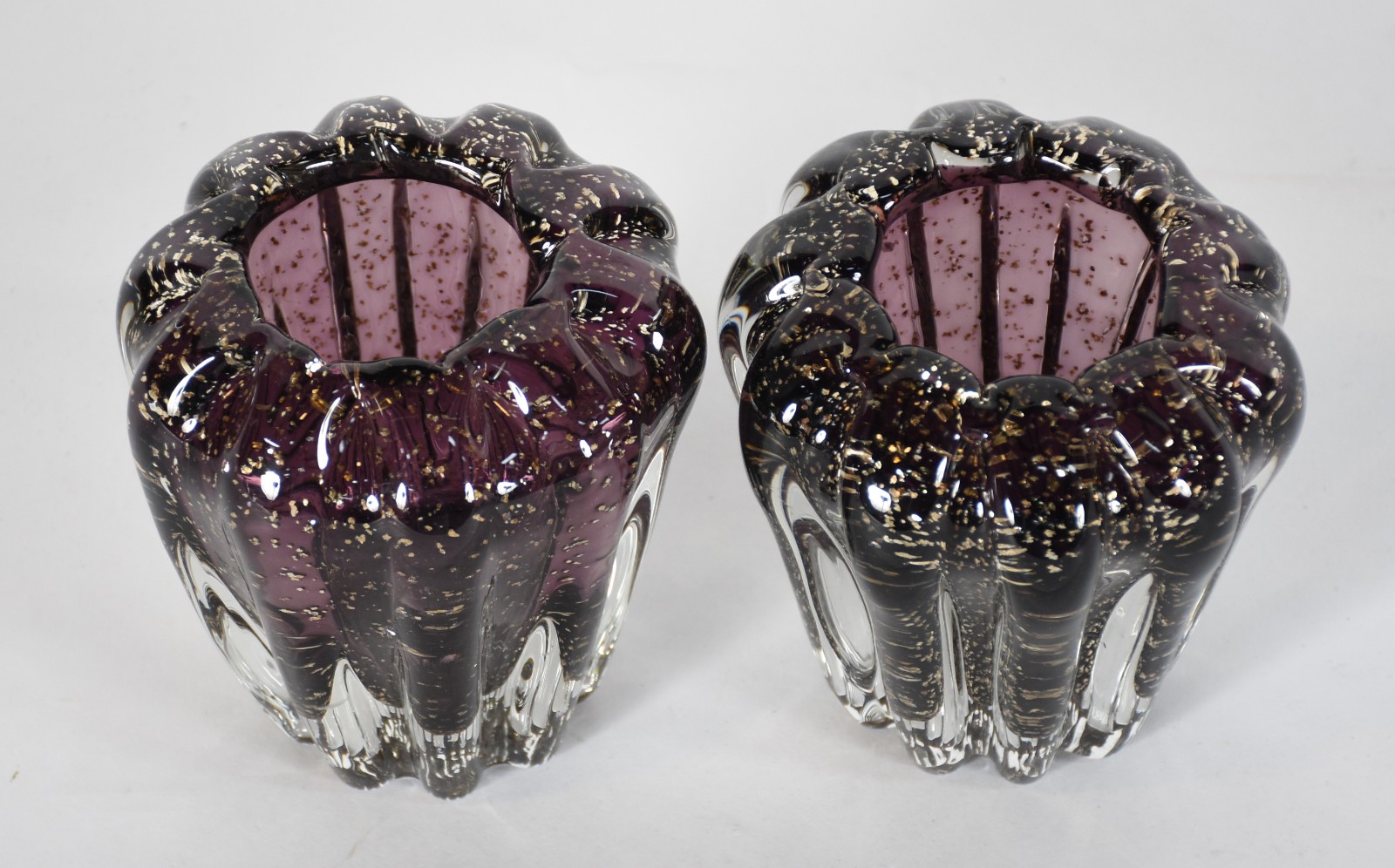 Par de vasos de vidro decorativo na cor roxa feitio gomos com pó de... - foto 2 de 3