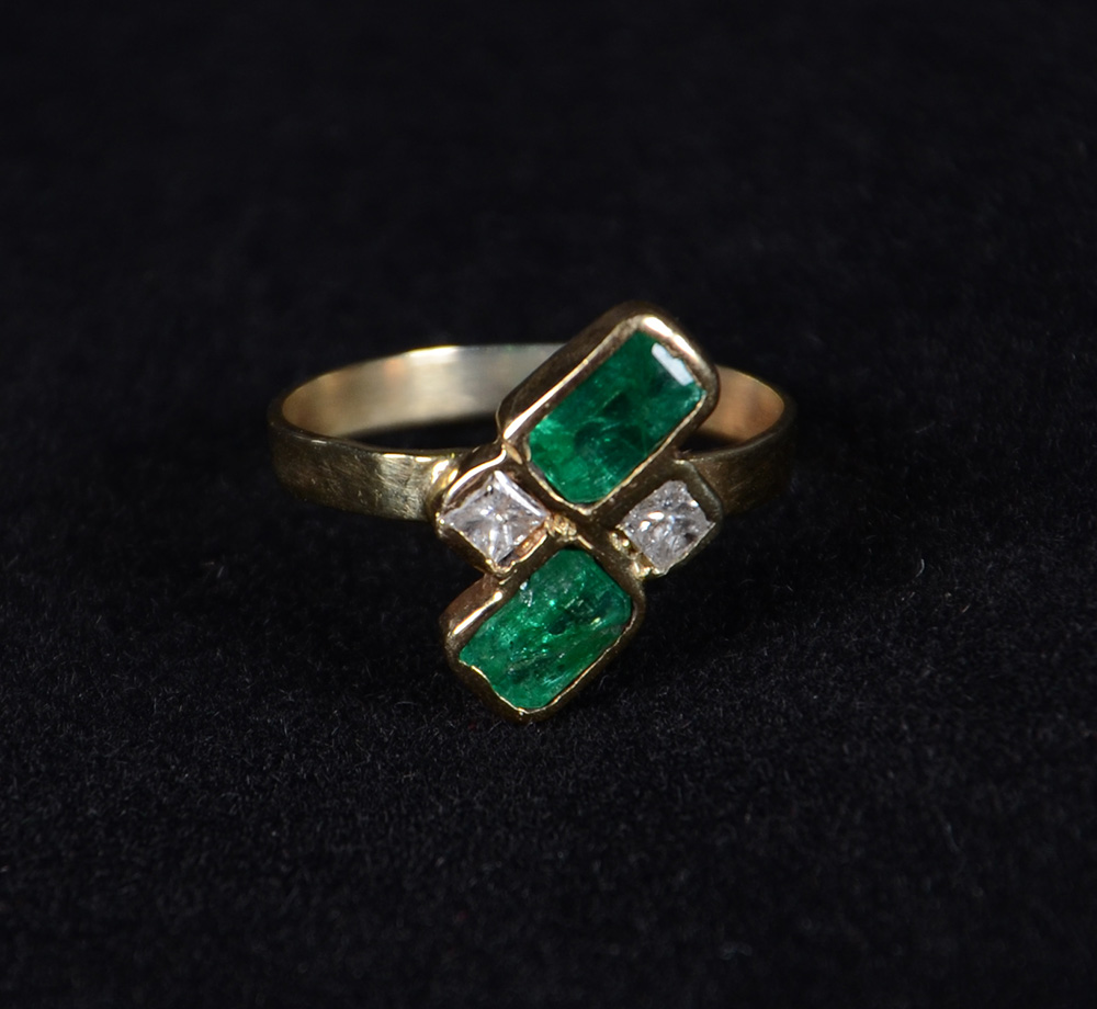 Anel em ouro 18 k, 2 esmeraldas extras e 2 brilhantes. Peso Total... - foto 1 de 2