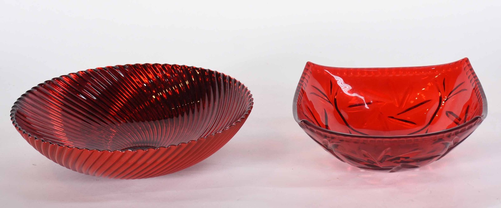 Dois centros de mesa na cor vermelho sendo um no feitio quadrado. - foto 1 de 3