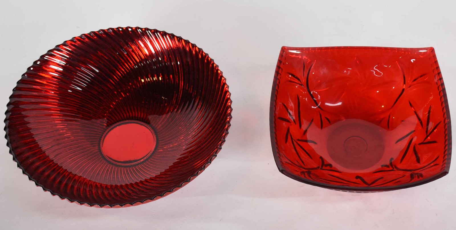 Dois centros de mesa na cor vermelho sendo um no feitio quadrado. - foto 2 de 3