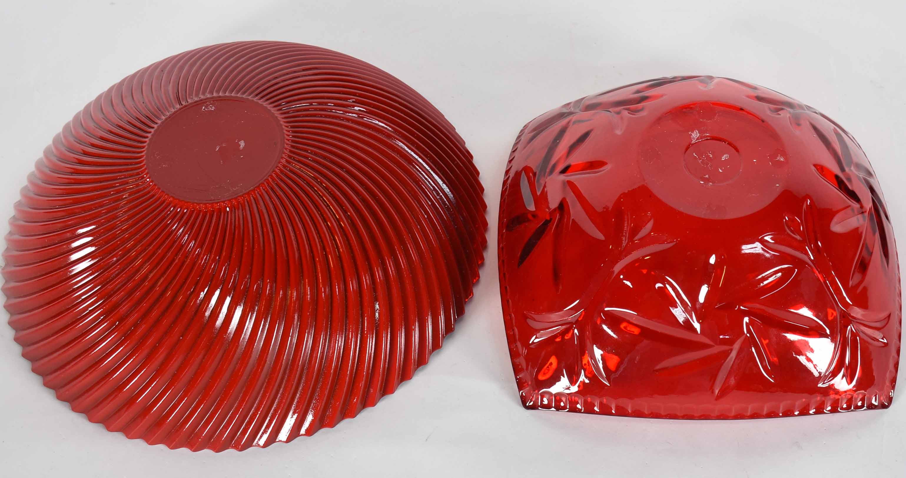 Dois centros de mesa na cor vermelho sendo um no feitio quadrado. - foto 3 de 3