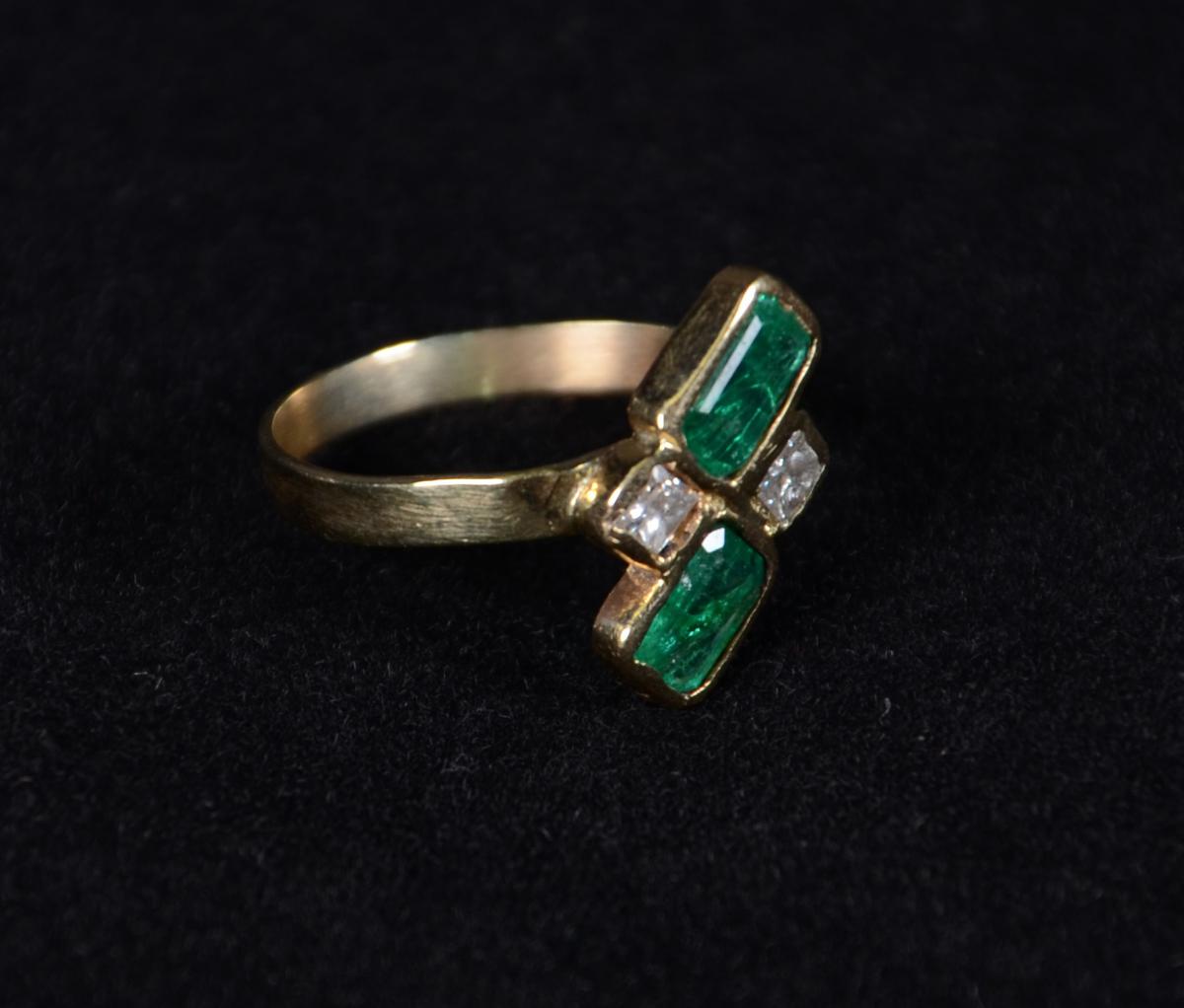 Anel em ouro 18 k, 2 esmeraldas extras e 2 brilhantes. Peso Total... - foto 2 de 2