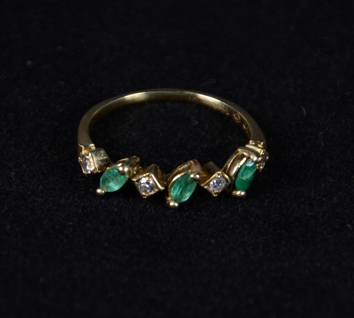Anel em ouro 18 k com esmeralda e brilhantes. Peso Total: 2,6 g - aro... - foto 1 de 2