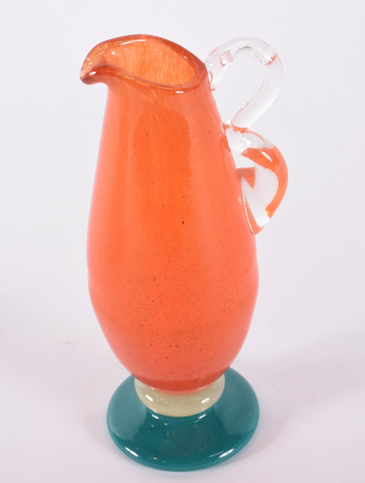 Vaso de vidro decorativo na cor laranja, base verde. - foto 1 de 3