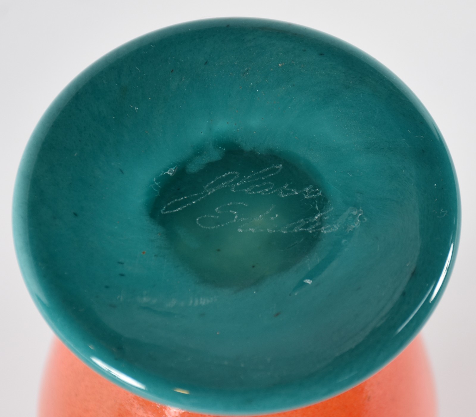 Vaso de vidro decorativo na cor laranja, base verde. - foto 3 de 3