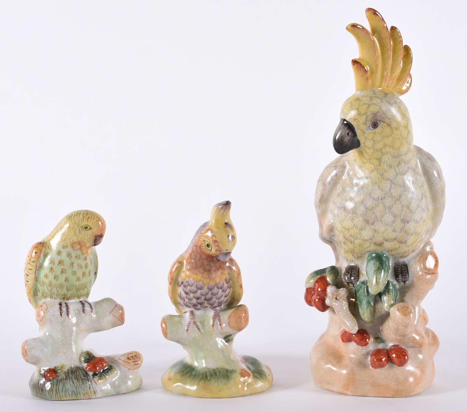 Três peças de porcelana policromada, sendo cacatua e dois pequenos... - foto 1 de 4