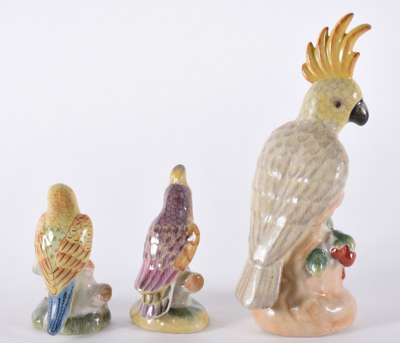 Três peças de porcelana policromada, sendo cacatua e dois pequenos... - foto 2 de 4