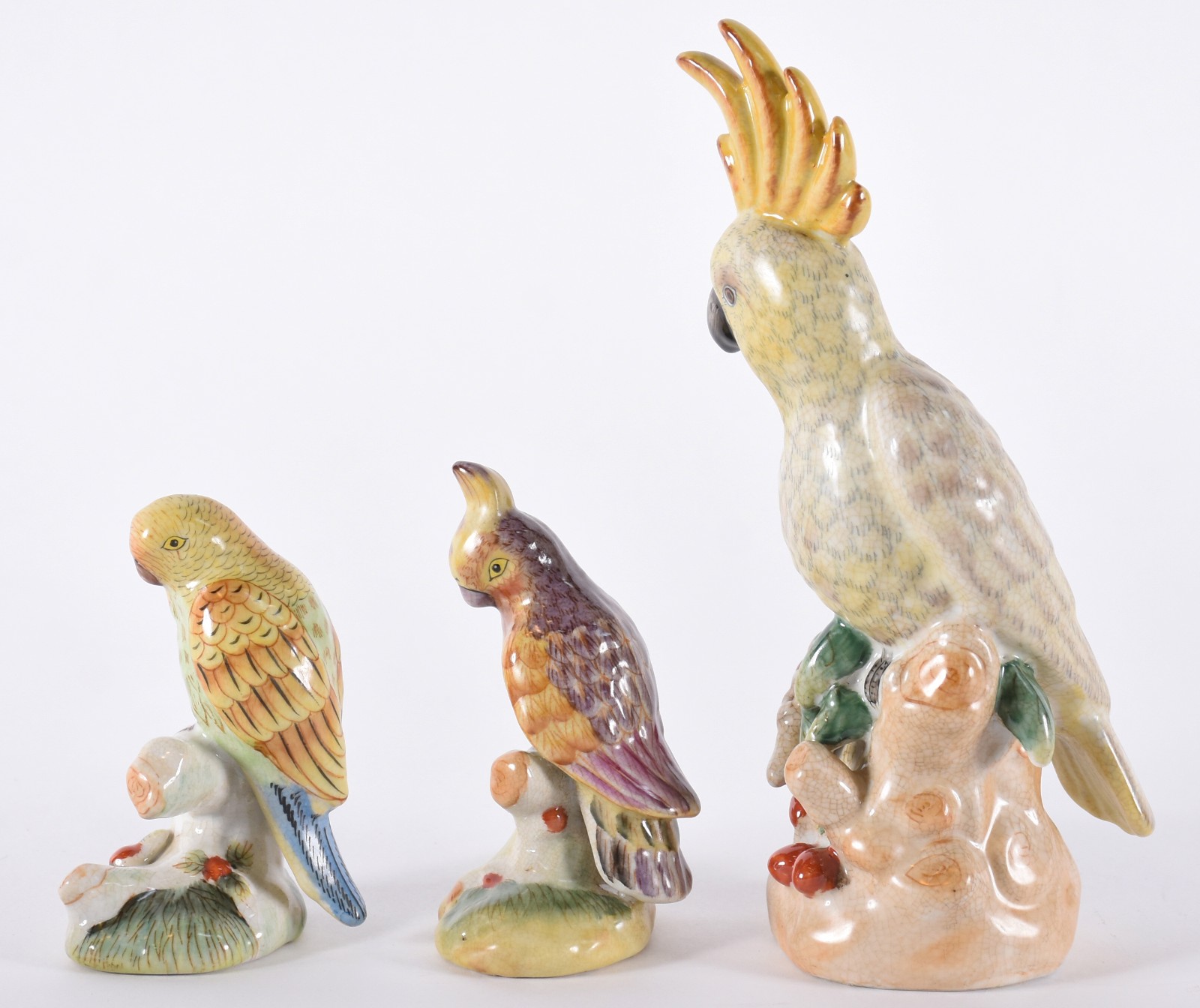 Três peças de porcelana policromada, sendo cacatua e dois pequenos... - foto 3 de 4
