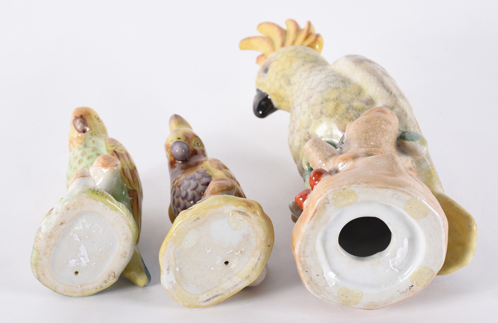 Três peças de porcelana policromada, sendo cacatua e dois pequenos... - foto 4 de 4
