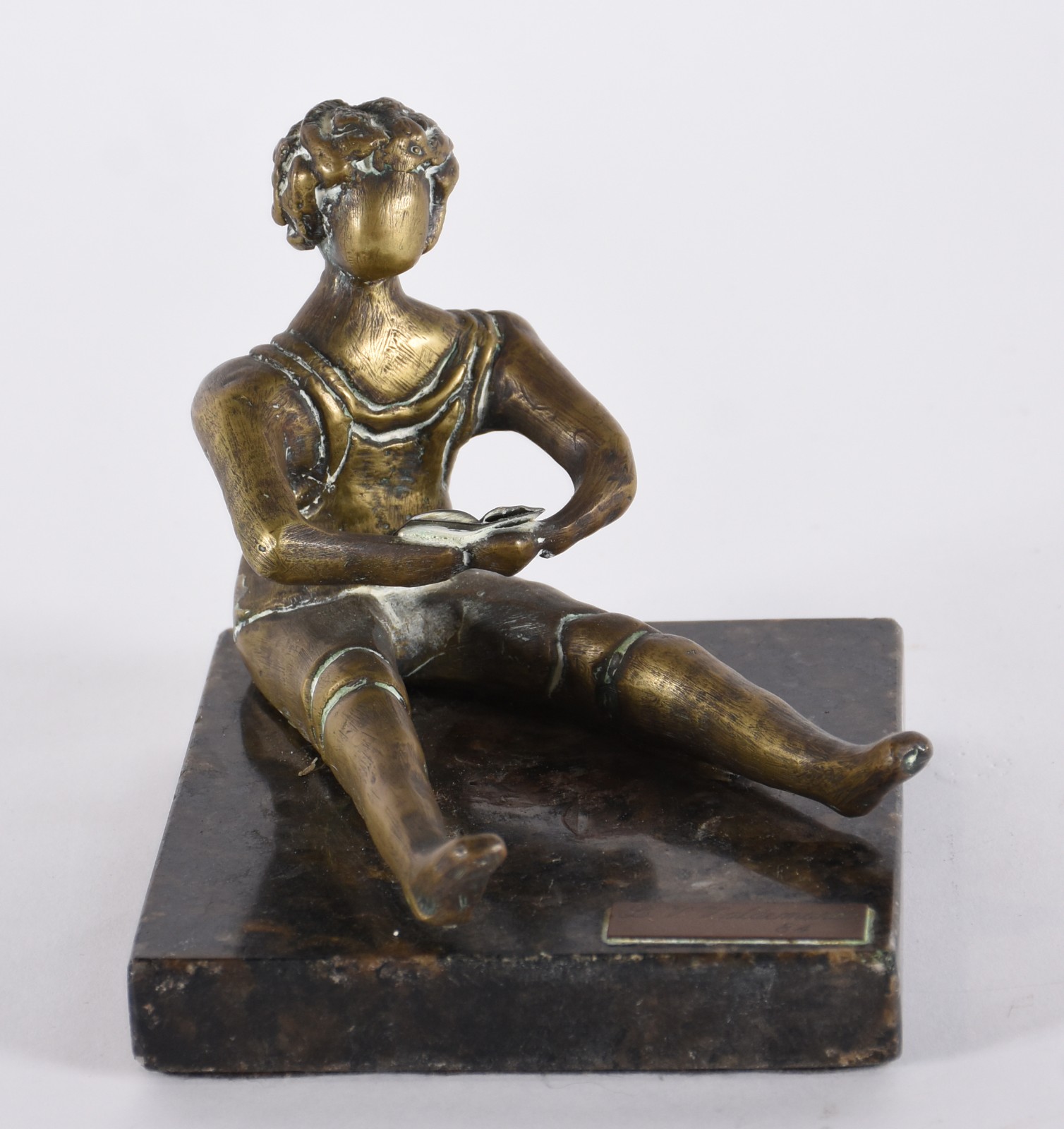 Escultura de bronze representando "Menino com livro", base de... - foto 1 de 5