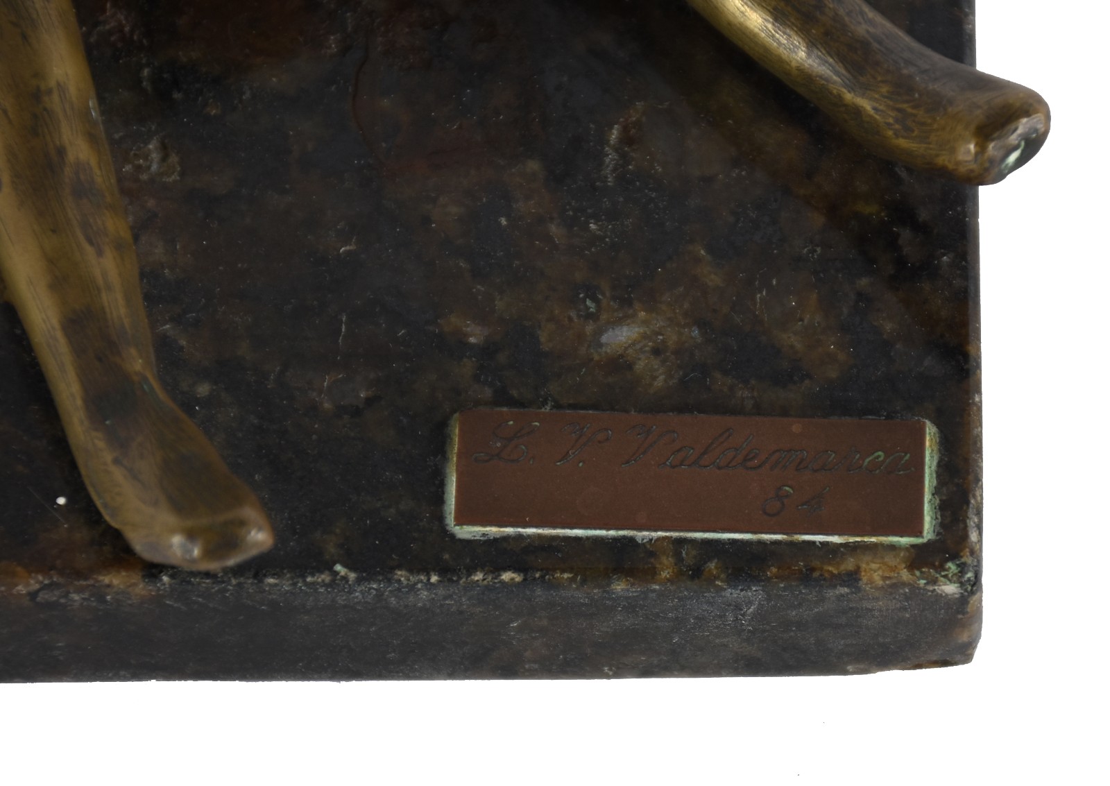 Escultura de bronze representando "Menino com livro", base de... - foto 5 de 5