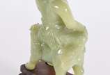 Estatueta representando Deusa Indiana com cão d... - Estatueta representando Deusa Indiana com cão de fó, base de madeira(com restauro).