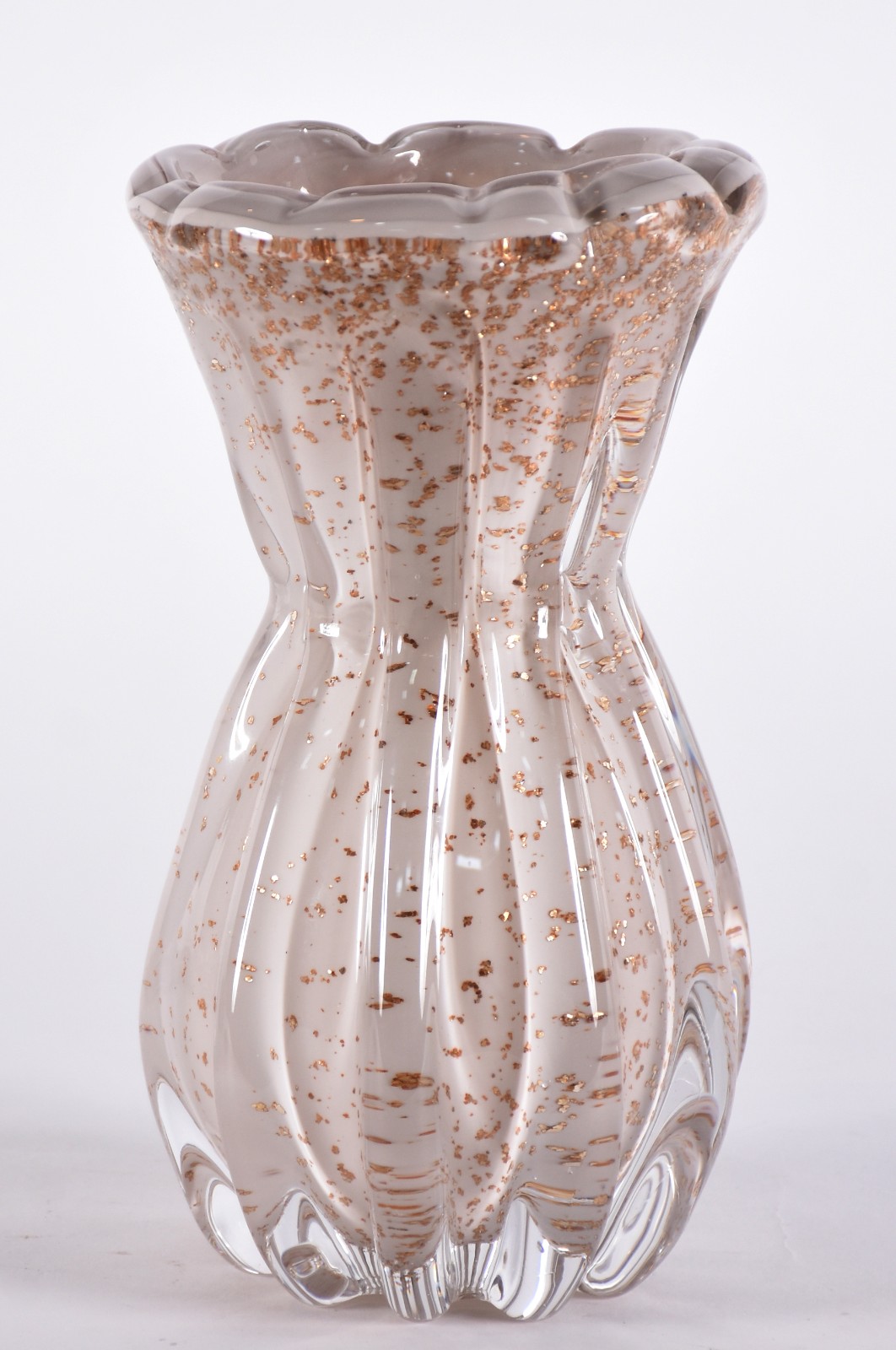 Vaso de vidro decorativo na cor creme com pó de ouro. - foto 1 de 3